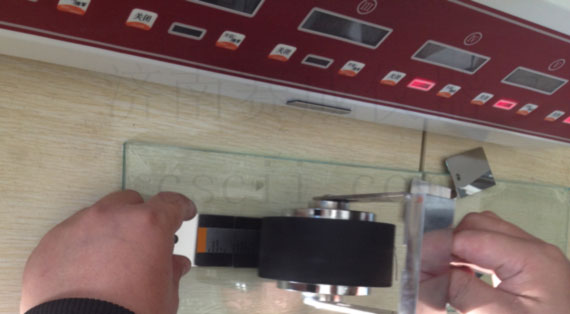 運用濟南賽成CZY-6S持粘性檢測儀，測試不干膠標簽持粘性試驗